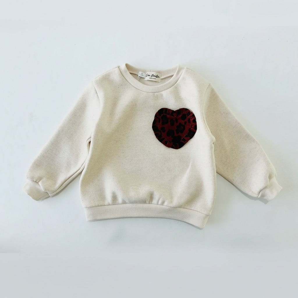 Sweat bébé fille écru en molleton coton et lin avec cœur en velours léopard bordeaux, vue de face