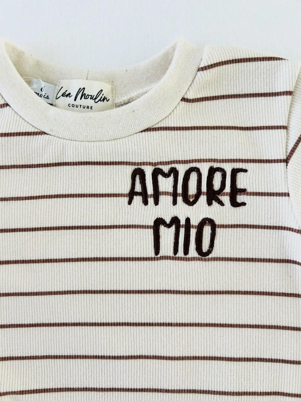 Détail broderie "Amore mio" sur sweat bébé rayé beige écru en jersey de coton - étiquette Léa Moulin Couture