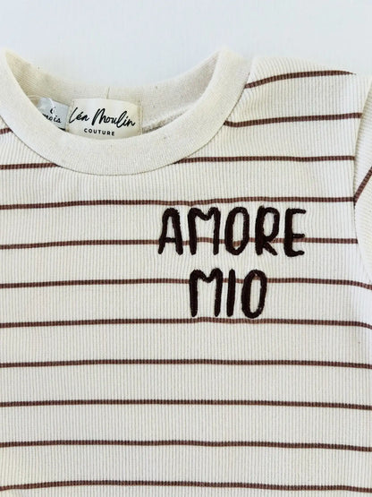 Détail broderie "Amore mio" sur sweat bébé rayé beige écru en jersey de coton - étiquette Léa Moulin Couture