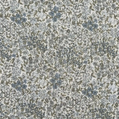 Gros plan sur le tissu fleuri sauge en double gaze de coton de la couverture bébé Simone