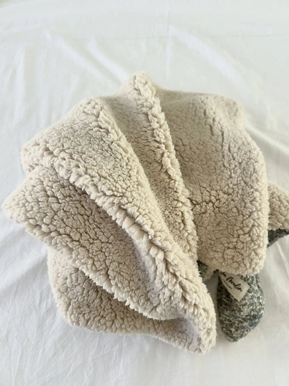 Couverture bébé réversible en sherpa écru moelleux, vue de l'envers - Simone Léa Moulin Couture