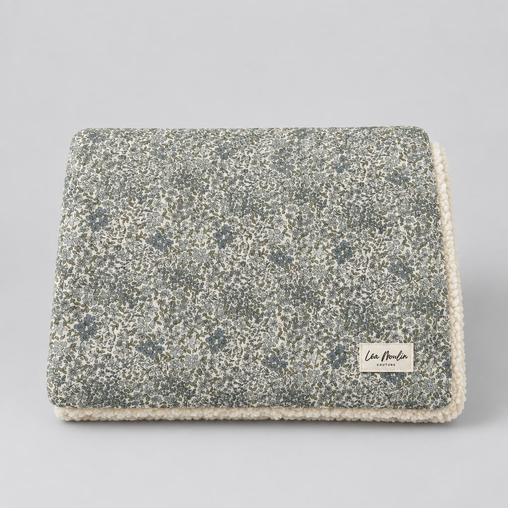 Couverture bébé réversible fleurie sauge en coton, vue de face pliée - Simone Léa Moulin Couture