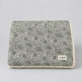 Couverture bébé réversible fleurie sauge en coton, vue de face pliée - Simone Léa Moulin Couture