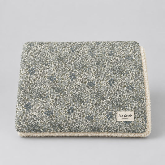 Couverture bébé réversible fleurie sauge en coton, vue de face pliée - Simone Léa Moulin Couture