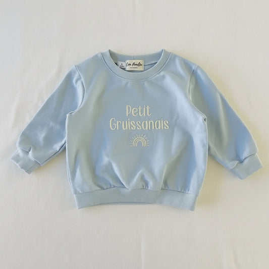 Sweat bébé bleu ciel à encolure élastique brodé « Petit Gruissanais »