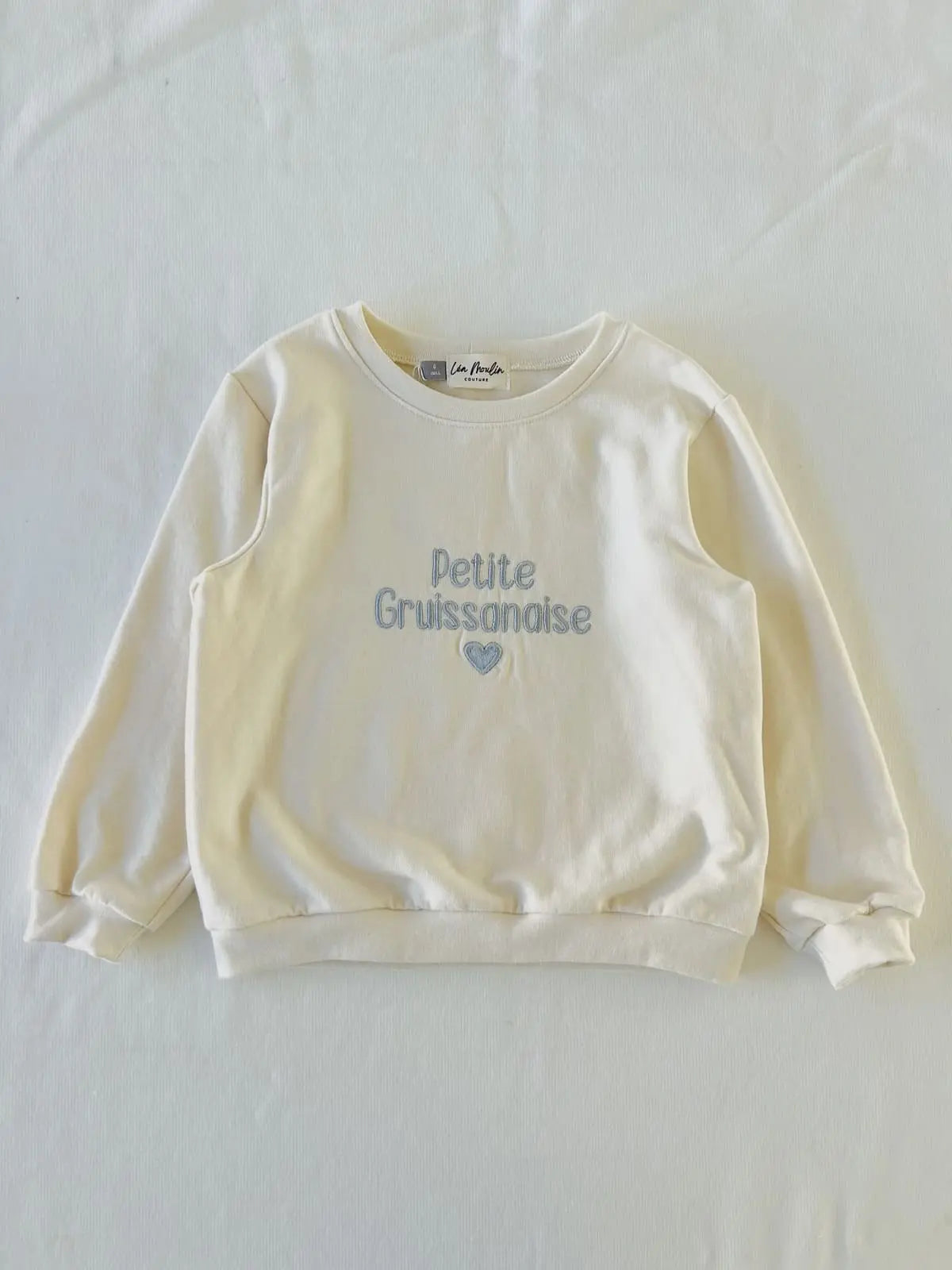 Sweat fille couleur naturelle broderie bleue - Fait main en France modèle Petite Gruissanaise