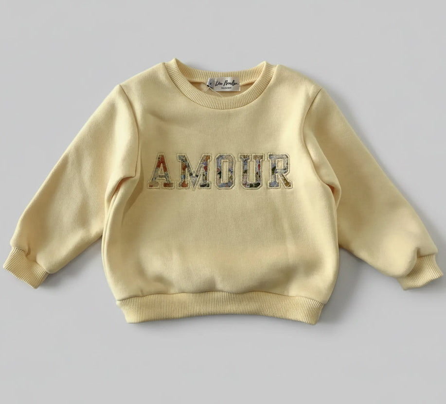 Sweat bébé fille jaune pâle brodé Amour en molleton coton - fait main en France, modèle Juliette