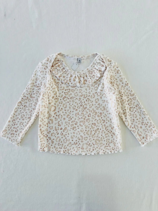 T-shirt bébé modèle Romy imprimé léopard avec encolure américaine extensible pour habillage facile