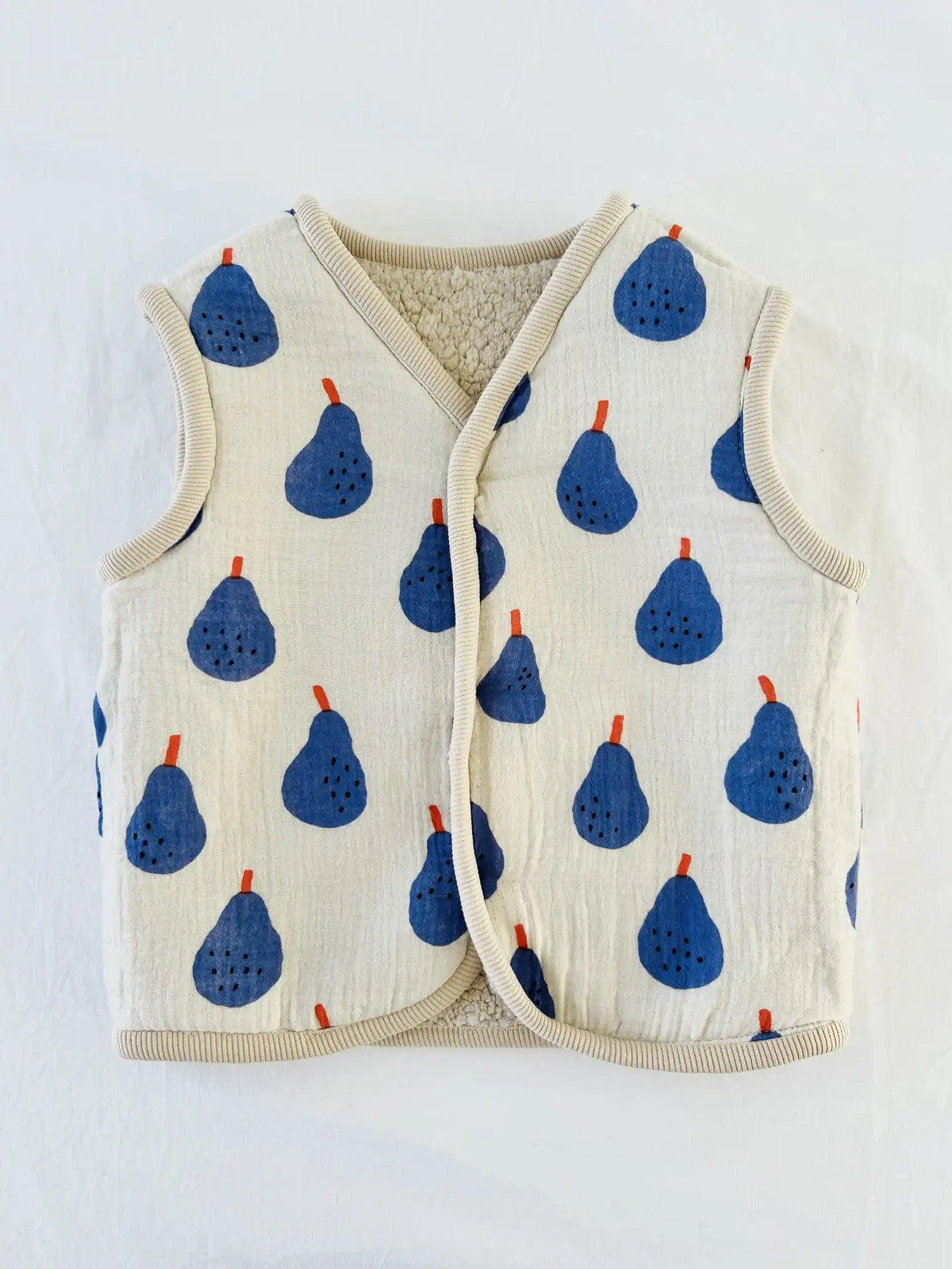 Gilet sans manches en gaze de coton écrue à poires bleues et queues orange, bordure beige, côté poires
