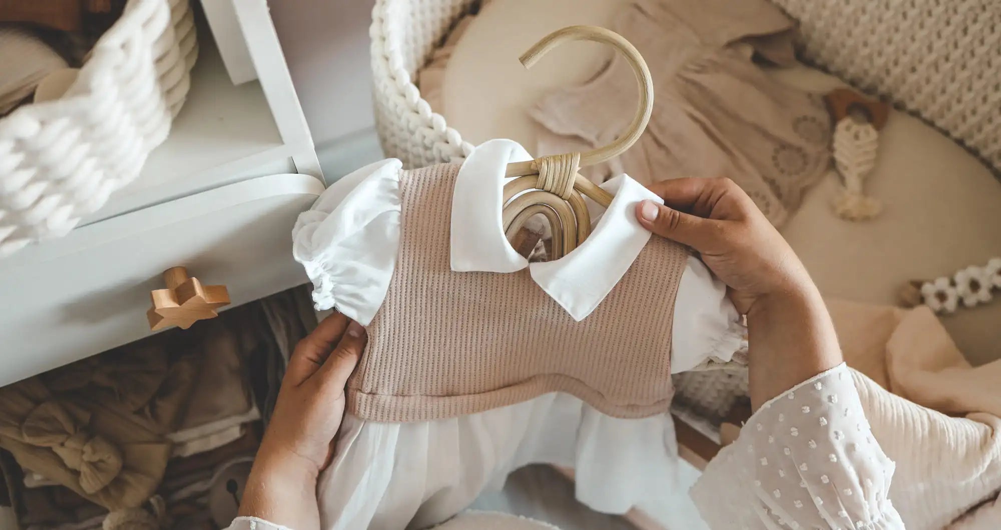 Bébé portant un ensemble artisanal fait main en France - Collection Léa Moulin Couture 0-36 mois