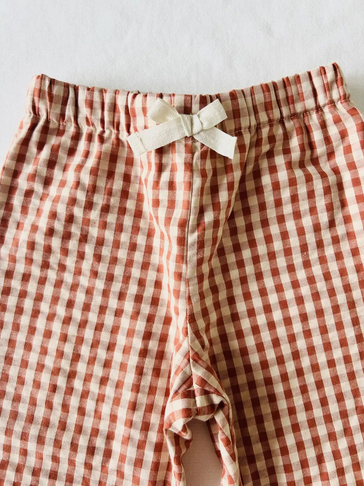 Pantalon fille vichy terracotta original pour naissance - Création Léa Moulin Couture.