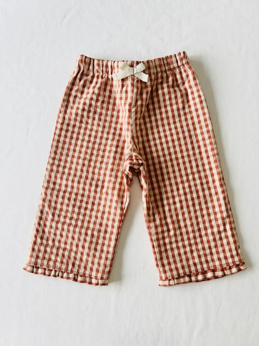 Vêtement bébé fille fait main France : pantalon large modèle Anatole en seersucker terracotta.