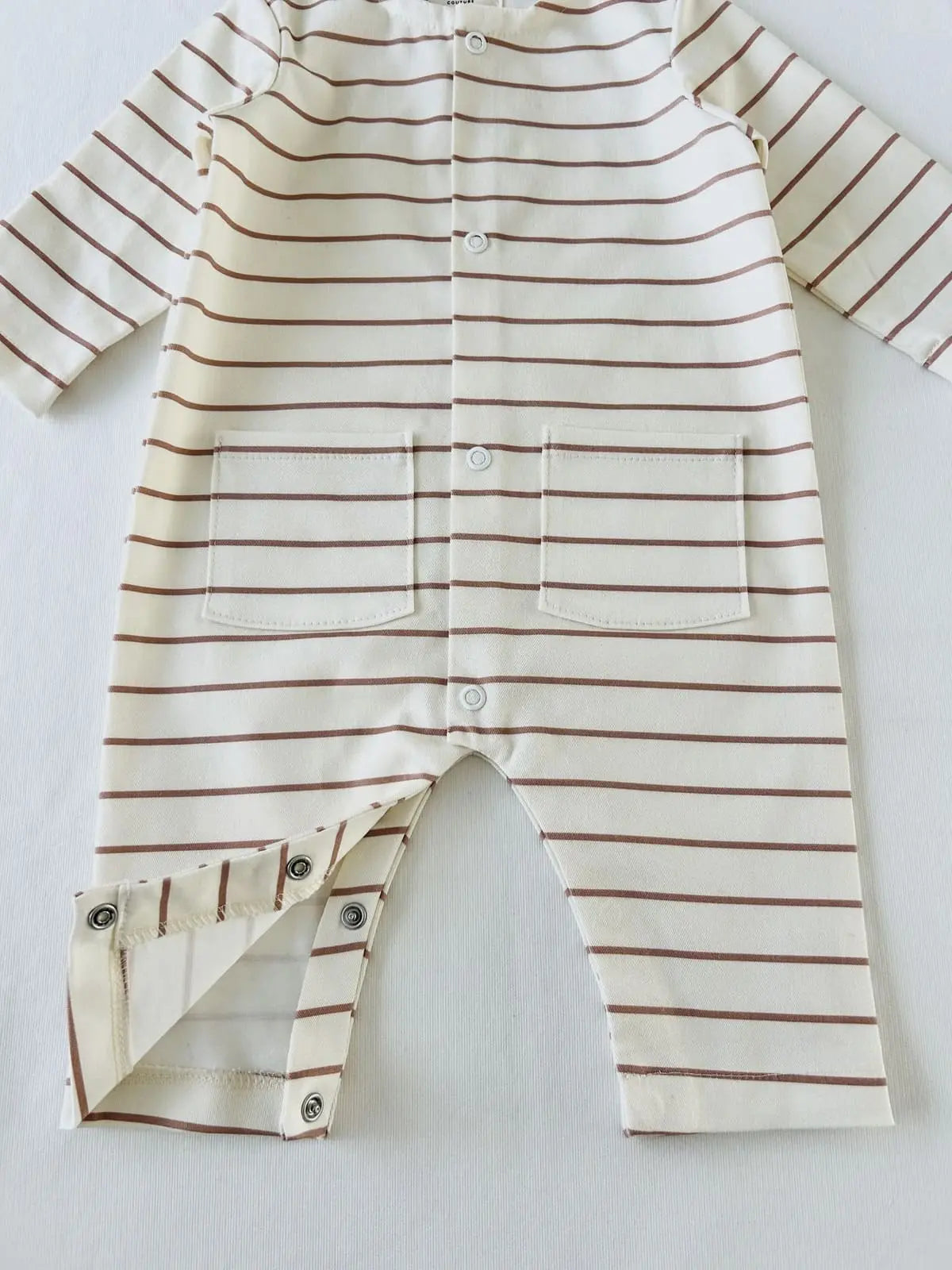 Vêtement bébé style atelier en sergé de coton stretch confortable.