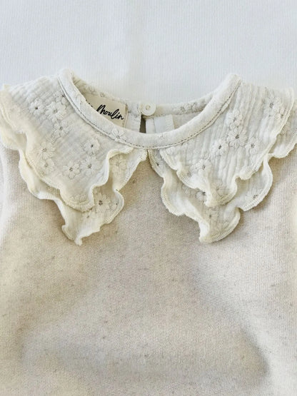 Détail du col volanté brodé de fleurs sur sweat enfant