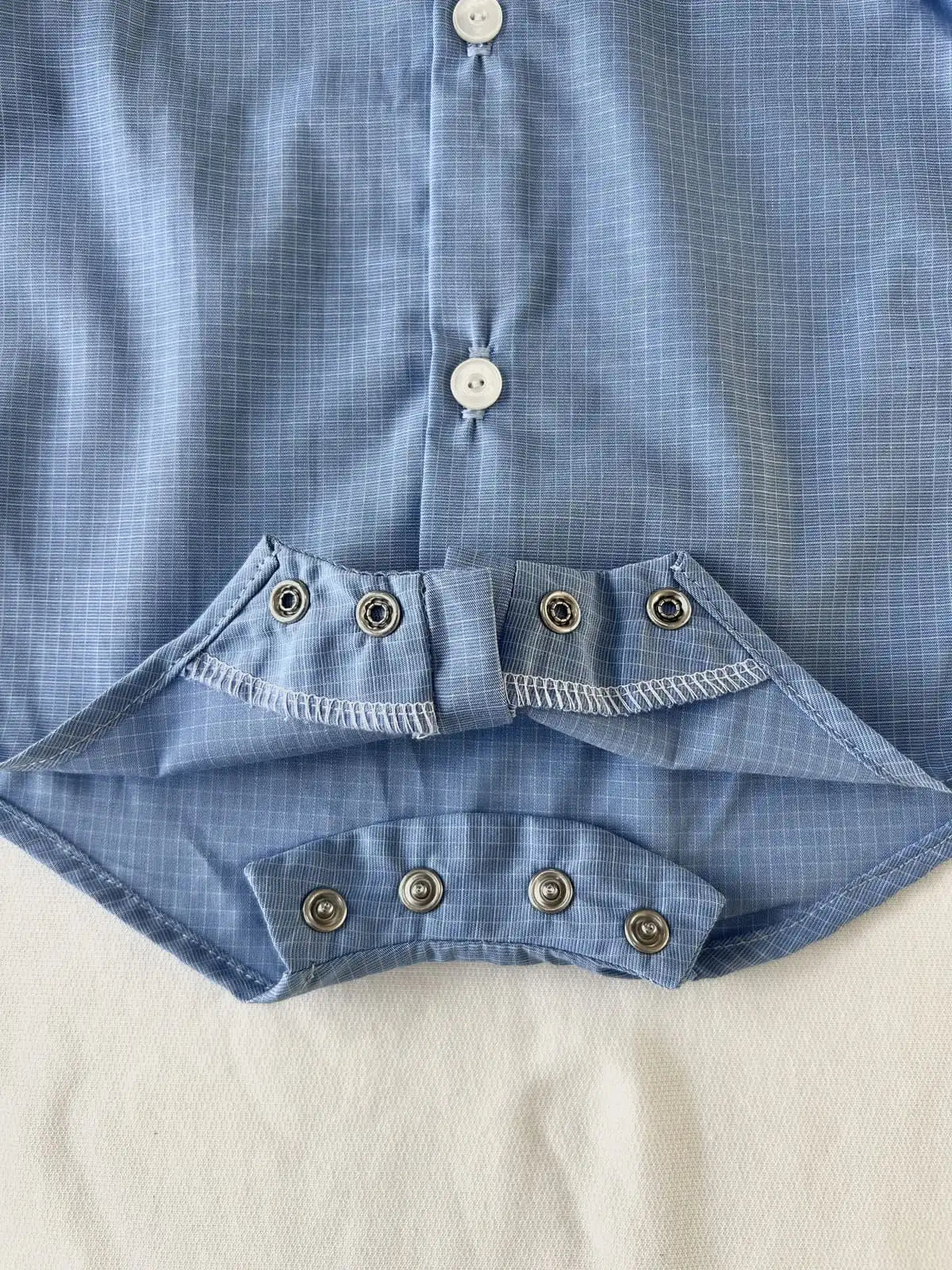 Détail boutonnage et coton naturel sur barboteuse bébé mixte artisanale.