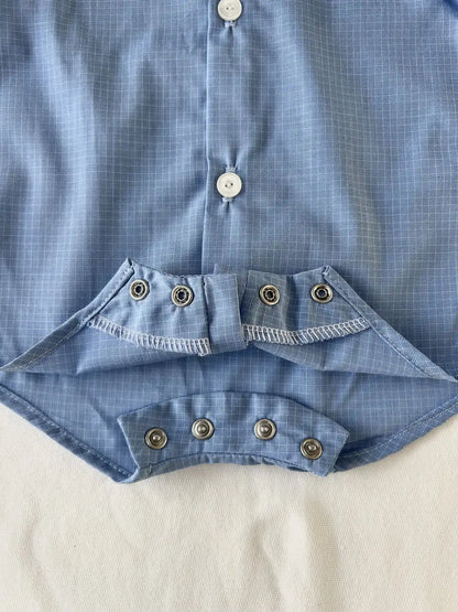 Détail boutonnage et coton naturel sur barboteuse bébé mixte artisanale.