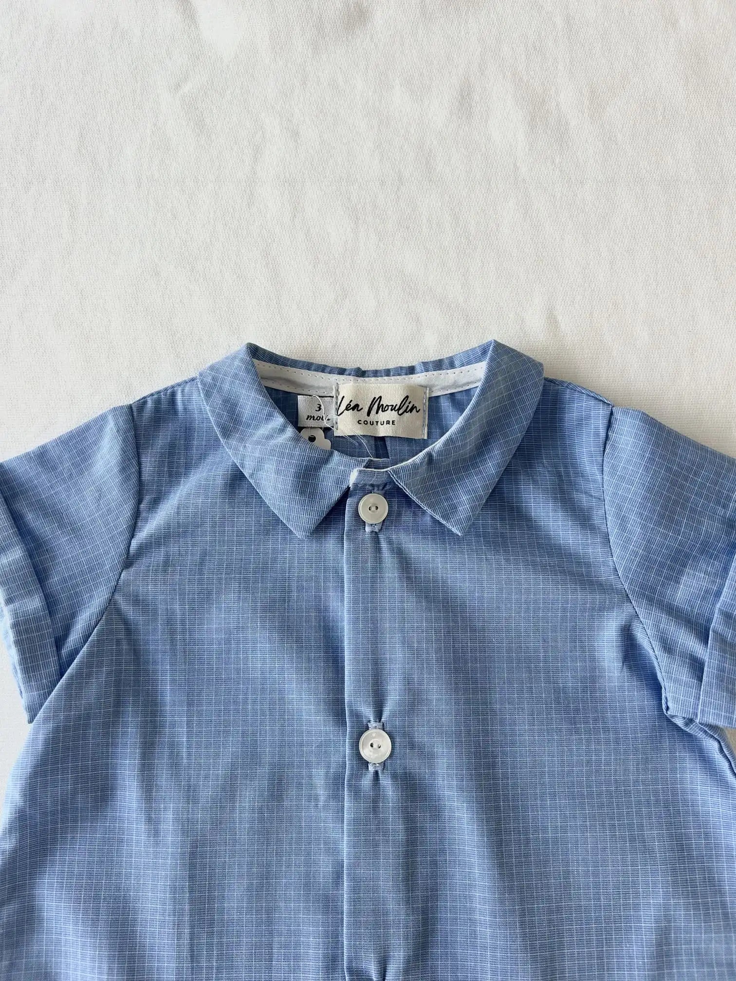 Détail col et coton naturel sur barboteuse bébé mixte artisanale.