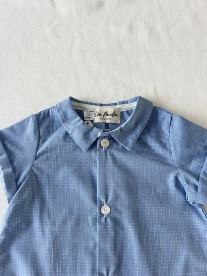 Détail col et coton naturel sur barboteuse bébé mixte artisanale.