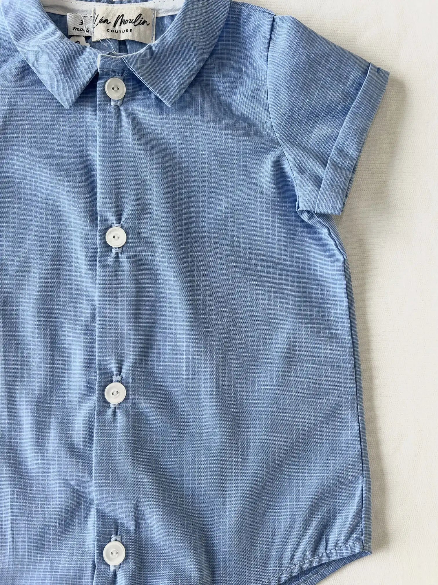 Barboteuse mixte bleu ciel à micro-carreaux pour naissance - Création Léa Moulin.