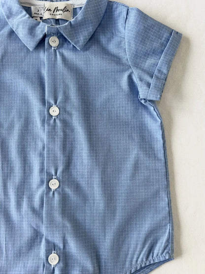 Barboteuse mixte bleu ciel à micro-carreaux pour naissance - Création Léa Moulin.