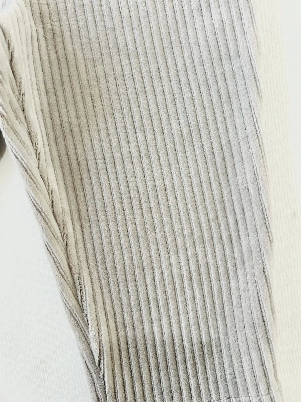 Détail du velours côtelé beige du pantalon bébé Victor, matière 85% coton 15% polyester